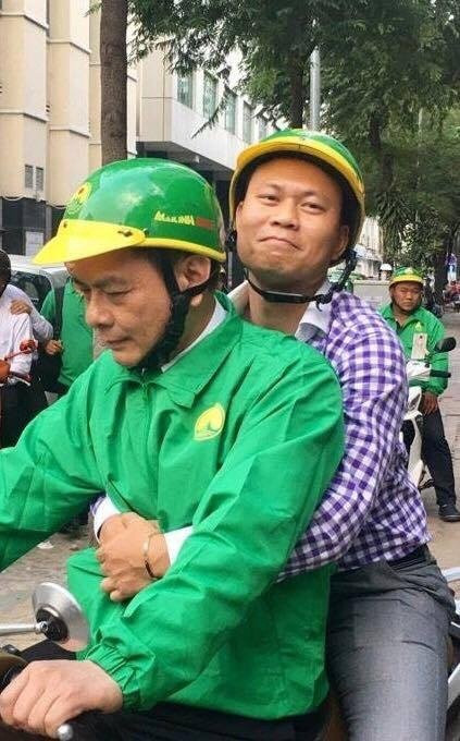 Chủ tịch Mai Linh trong vai trò xe ôm tận tình phục vụ khách hàng.