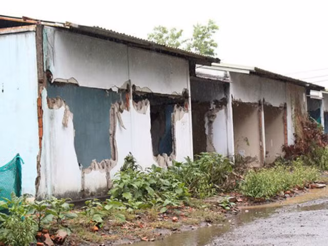 Xen giữa dãy nhà đập phá tan hoang này là nơi sinh sống của các hộ dân vẫn chưa đồng ý chính sách đền bù. Ảnh: Zing.