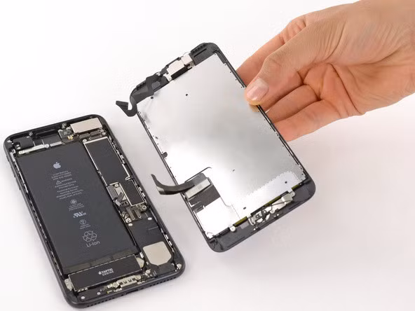 Thiết bị quá nóng: Nhiệt độ tăng quá cao, phát sinh khí bên trong khiến cho pin của iPhone phồng lên và máy bị hở. Giải quyết bằng cách ngừng ứng dụng, đặc biệt là những game thực tế ảo. Tắt định vị, Bluetooth và các ứng dụng chạy ẩn vì chúng tốn nhiều năng lượng. Ngoài ra, nếu điện thoại quá nóng khi sạc pin, rút dây sạc và cho máy nghỉ vài phút, sau đó sạc tiếp. Tháo ốp điện thoại cũng là một cách để giải nhiệt.
