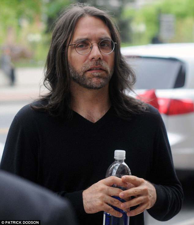 Keith Raniere được coi như “vị thần tình dục”.