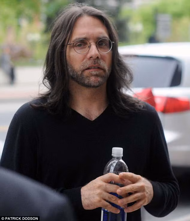 Keith Raniere được coi như “vị thần tình dục”.