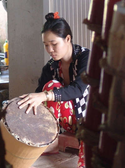 Mùa này, thanh niên trai tráng trong làng trống từ sáng sớm đến tối mịt phải luôn tay với những cái trống cơm.