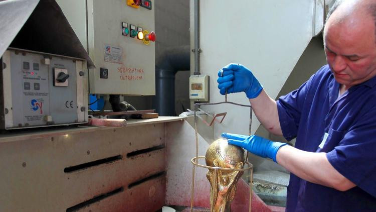 Chiếc cúp vàng được xử lý lại và lau chùi sau 4 năm trên hành trình của mình.