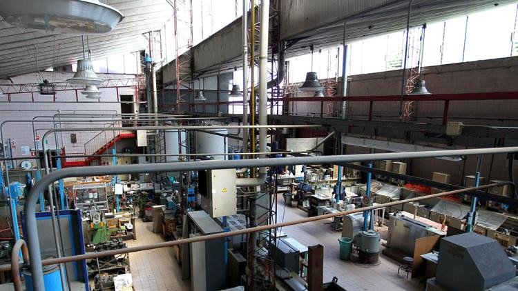 Toàn cảnh nhà máy sản xuất cúp của doanh nghiệp có 12 nhân viên.