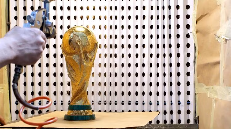 Chiếc cúp sáng bóng trở lại sau khi được lau chùi sạch sẽ.