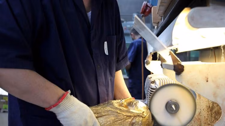 Một nhân viên tại GDE Bertoni của Paderno Dugnano, Milan, Italy đang đánh bóng chiếc cúp vàng của FIFA World Cup 2018. Công ty sản xuất nằm ở phía bắc nước Ý, nơi có trách nhiệm lau chùi và xử lý cup từ năm 1971.