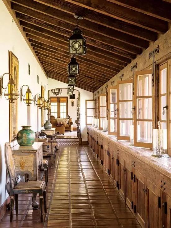 Khu hành lang dẫn tới các phòng cũng được trang trí bởi nhiều vật dụng đắt tiền như bình gốm, tranh cổ.