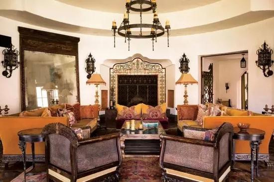 Trong mỗi căn phòng đều có đèn chùm kiểu Âu cổ điển và những bộ ghế sô pha mang phong cách quý tộc.