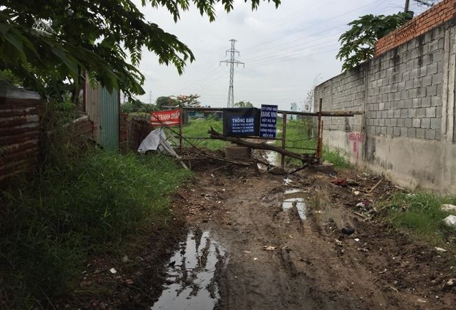 Dù là bãi đất trống nằm trong quy hoạch công trình công cộng nhưng khu đất này được rao bán 34 triệu đồng m2.