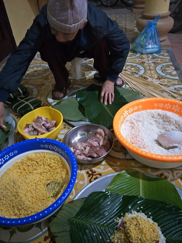 Ông nội chi Lưu yến là cụ Lưu Văn Xế, năm nay đã 87 tuổi nhưng năm nào cũng cùng con, cháu tự tay gói bánh chưng vào dịp Tết Nguyên đán mà không cần dùng khuôn.