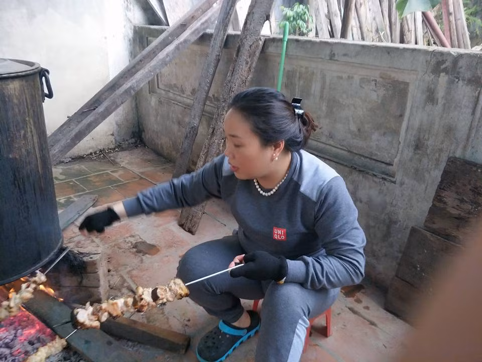 Chị Yến cũng tranh thủ nướng thịt cho các con nhỏ.