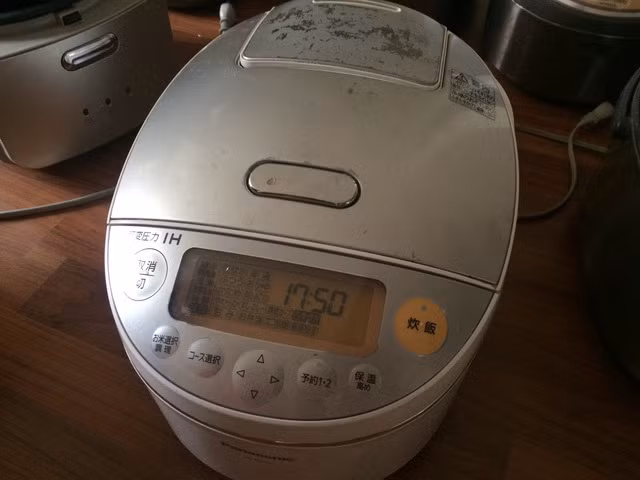 4 trieu mua noi com dien Nhat cu: Chong 