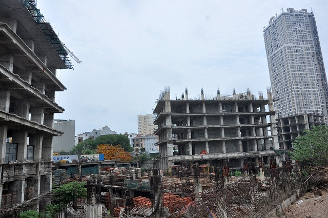 Nhiều tòa nhà thuộc dự án Usilk City đang bỏ hoang, sắt thép hoen gỉ...