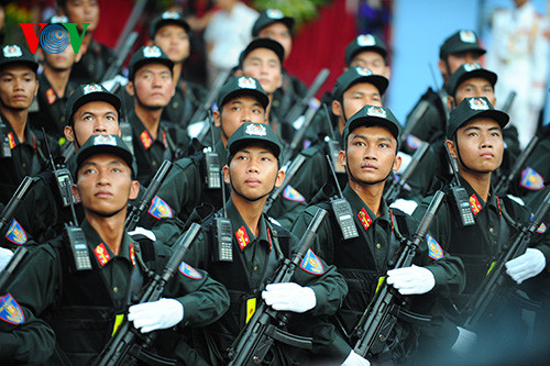 Súng MP5 do Đức thiết kế có tính năng nhỏ, gọn, độ giật thấp nên rất phù hợp với đặc thù của ngành. Các lực lượng đặc nhiệm trên thế giới cũng rất hay sử dụng loại súng này.