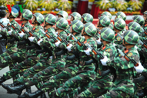 Lực lượng bộ binh với súng AKM là phiên bản cải tiến của AK 47. Súng còn được gắn thêm lưỡi lê 6X4 để tăng cường sức chiến đấu. Trọng lượng của súng nhe, độ bền cao thích hợp với lối đánh bộ binh của Việt Nam. Ngoài ra, lực lượng bộ binh còn được trang bị thêm mũ cứng loại A2.