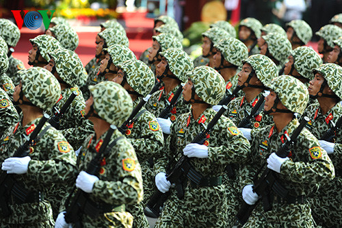 Khối bộ đội đặc công, đơn vị đã từng gây ấn tượng tại lễ diễu binh nhân kỷ niệm 1000 năm Thăng Long, Hà Nội vào năm 2010 tiếp tục xuất hiện tại lễ diễu binh năm nay. Lực lượng đặc công là đơn vị tinh nhuệ, đã lập nhiều chiến công khiến kẻ thù khiếp sợ. Các chiến sỹ đặc công được trang bị súng carbine M18 và đội mũ cứng A2.