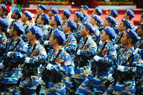 Các chiến sỹ cảnh sát biển ngày càng tinh nhuệ với súng carbine M18 có lắp ống giảm thanh. Súng được cho là phiên bản cải tiến từ khẩu XM-177E2 trang bị cho lực lượng biệt kích Mỹ trong chiến tranh Việt Nam.