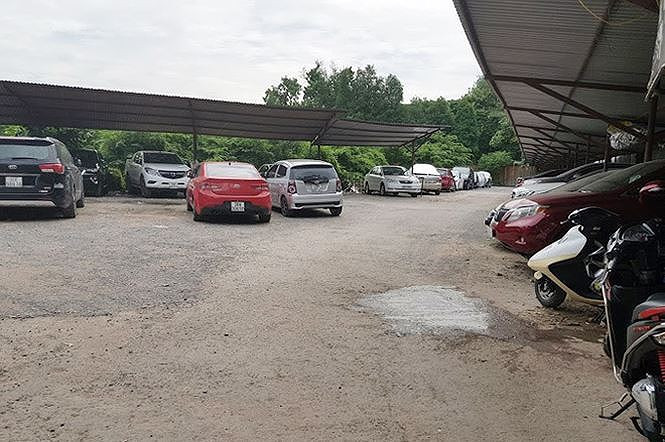 Bãi đỗ xe chứa khoảng 150 ô tô, phí gửi xe dao động từ 1.500.000 – 2.000.000 đồng/tháng/xe tùy từng loại xe và vị trí đỗ xe ở nơi có hay không có mái che.