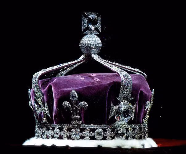 Viên kim cương đính trên vương miện của Hoàng gia Anh được coi là vô giá.
