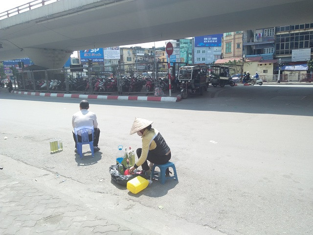 "Cửa hàng" xăng dầu di động với chai rượu 0,5 lít và ghế nhựa.