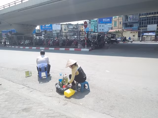 "Cửa hàng" xăng dầu di động với chai rượu 0,5 lít và ghế nhựa.