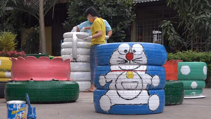 Chậu hoa tái chế có hình Đôrêmon trông rất đáng yêu.