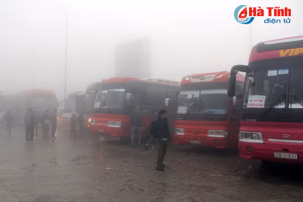 Trời càng sáng, lượng người và phương tiện thông quan càng đông, không khí càng trở nên náo nhiệt.