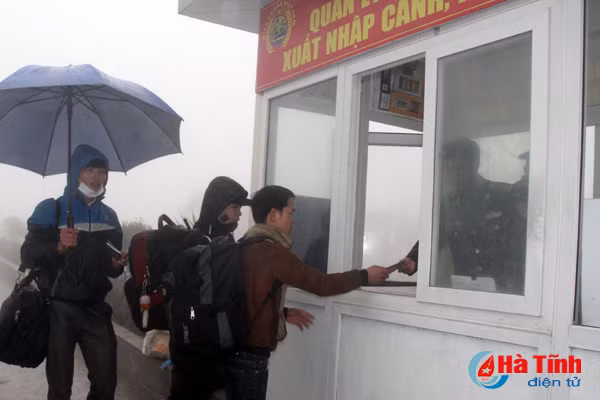 Khi trời chưa kịp sáng, sương núi còn nặng hạt, những lao động làm việc ở Lào, Thái Lan về quê ăn tết này đã tranh thủ làm thủ tục trong ngày giáp Tết.