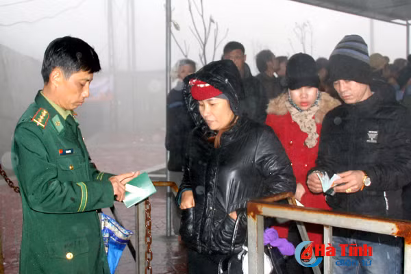 Việc kiểm tra giấy tờ, thủ tục được tiến hành nhanh chóng, thuận lợi.