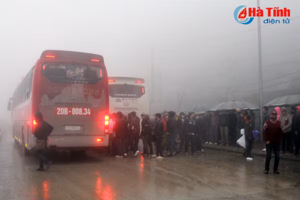 Những đoàn xe nối đuôi nhau về xuôi đón Tết lúc hơn 17 giờ chiều.