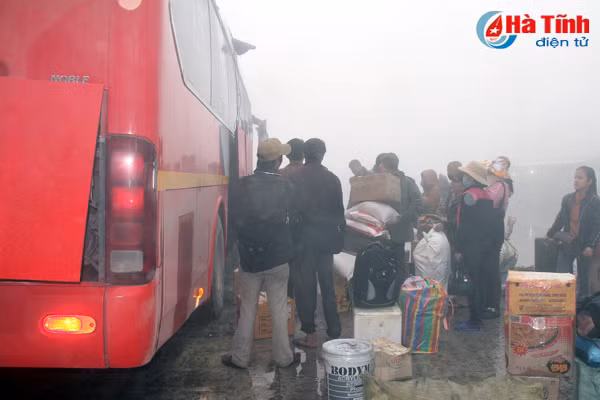 Sau kiểm tra thông quan, hàng hóa nhanh chóng được chất lên thùng xe.