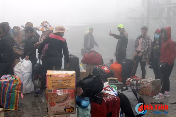 Hành khách cũng gấp rút lên xe để về xuôi, sớm được về nhà ăn tết.