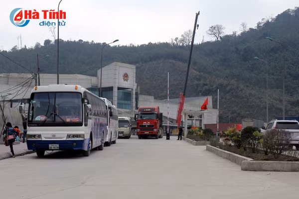 Không khí náo nhiệt, tấp nập tiếp tục được duy trì trong thời điểm cuối trưa và đầu giờ chiều.