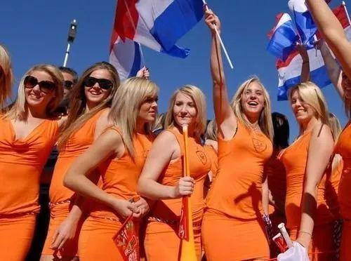 Hãng bia Bavaria vô tình bị kiện vì tên hãng xuất hiện trên áo của dàn người mẫu.