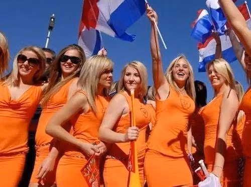 Hãng bia Bavaria vô tình bị kiện vì tên hãng xuất hiện trên áo của dàn người mẫu.