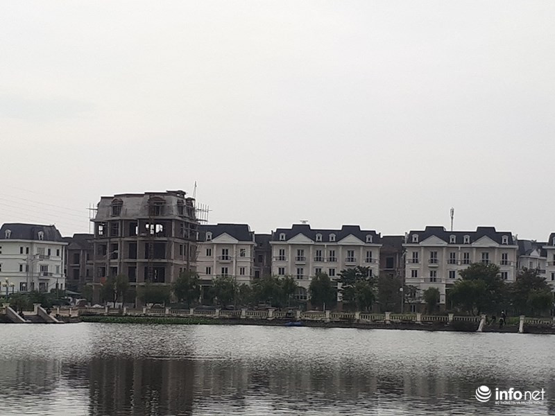 Phần lớn trong số hàng trăm biệt thự ở đây đã được chủ đầu tư hoàn thiện...
