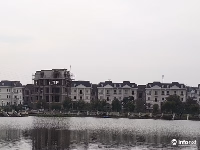 Phần lớn trong số hàng trăm biệt thự ở đây đã được chủ đầu tư hoàn thiện...