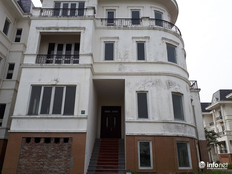 Có căn biệt thự đã xuống cấp sau thời gian dài phơi sương, hứng nắng.