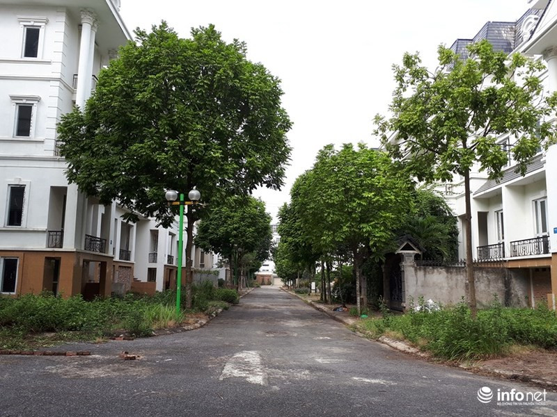 Chỉ bước qua vòm cổng của khu đô thị cũng khiến bất cứ ai đều có cảm giác như lạc vào một thành phố hoang…