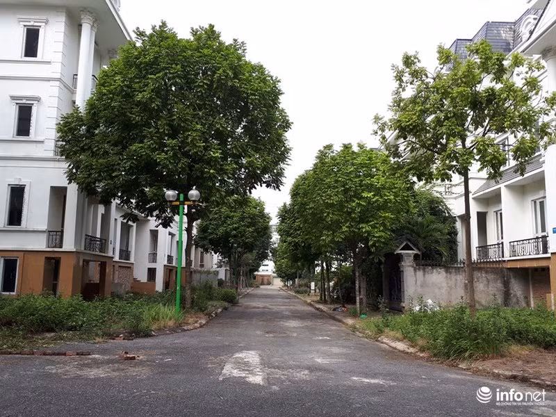 Chỉ bước qua vòm cổng của khu đô thị cũng khiến bất cứ ai đều có cảm giác như lạc vào một thành phố hoang…