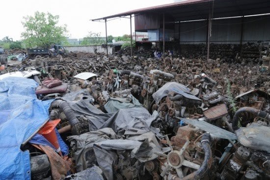 Xe cũ được “mổ xẻ” ngổn ngang khắp nơi.