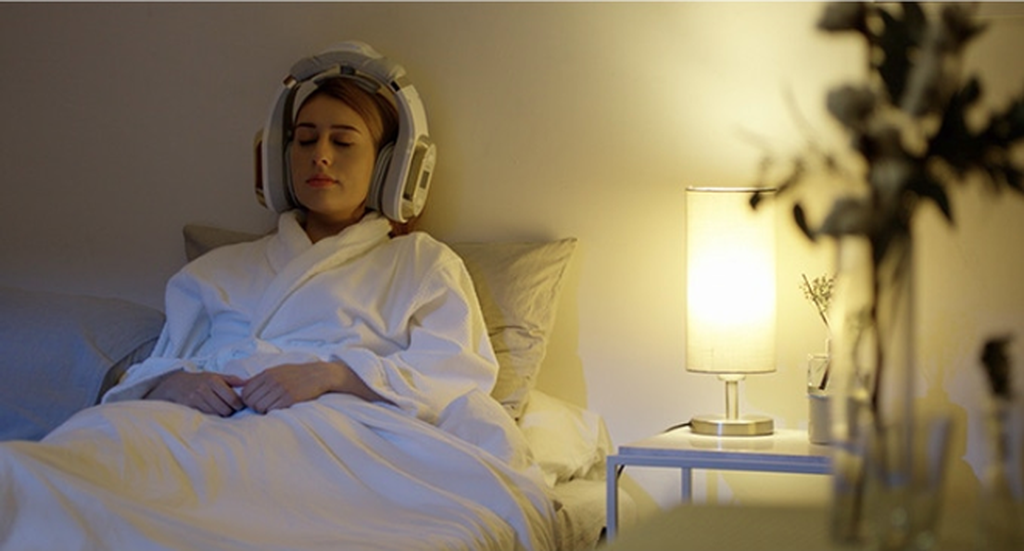 Bên trong tai nghe độc đáo này là những chiếc "đũa" nhỏ có khả năng nhấn vào những điểm nhạy cảm trên tai, tái tạo quá trình bấm huyệt giảm đau đầu.