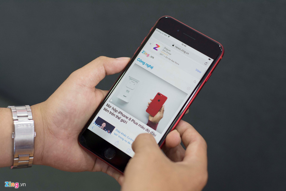 Lần này, Apple đã kết hợp viền đen trên iPhone 8 Plus, cho cảm giác sang trọng và nam tính hơn viền trắng trên thế hệ tiền nhiệm.