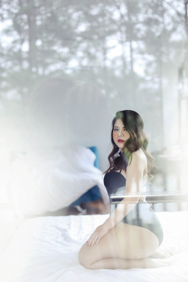 Cân nặng chưa bao giờ là vấn đề khi Khánh Hà có khuôn mặt xinh đẹp và thân hình đầy sức sống. Ngoài việc là người mẫu ngoại cỡ, cô còn có một trang blog chuyên tư vấn về cách ăn mặc, tự tin ngoại hình và làm đẹp cho phụ nữ.