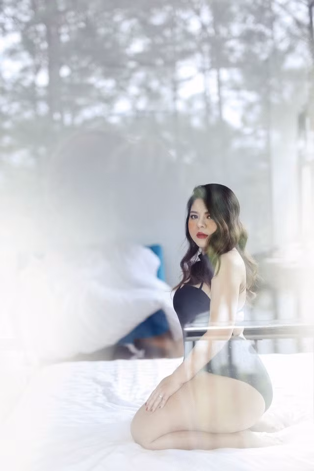 Cân nặng chưa bao giờ là vấn đề khi Khánh Hà có khuôn mặt xinh đẹp và thân hình đầy sức sống. Ngoài việc là người mẫu ngoại cỡ, cô còn có một trang blog chuyên tư vấn về cách ăn mặc, tự tin ngoại hình và làm đẹp cho phụ nữ.