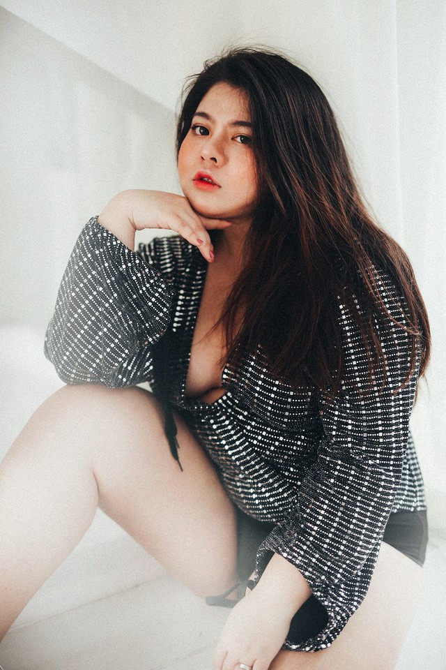 Cơ thể tròn tria cùng thần thái quyến rũ, Khánh Hà toát nên vẻ quyến rũ.