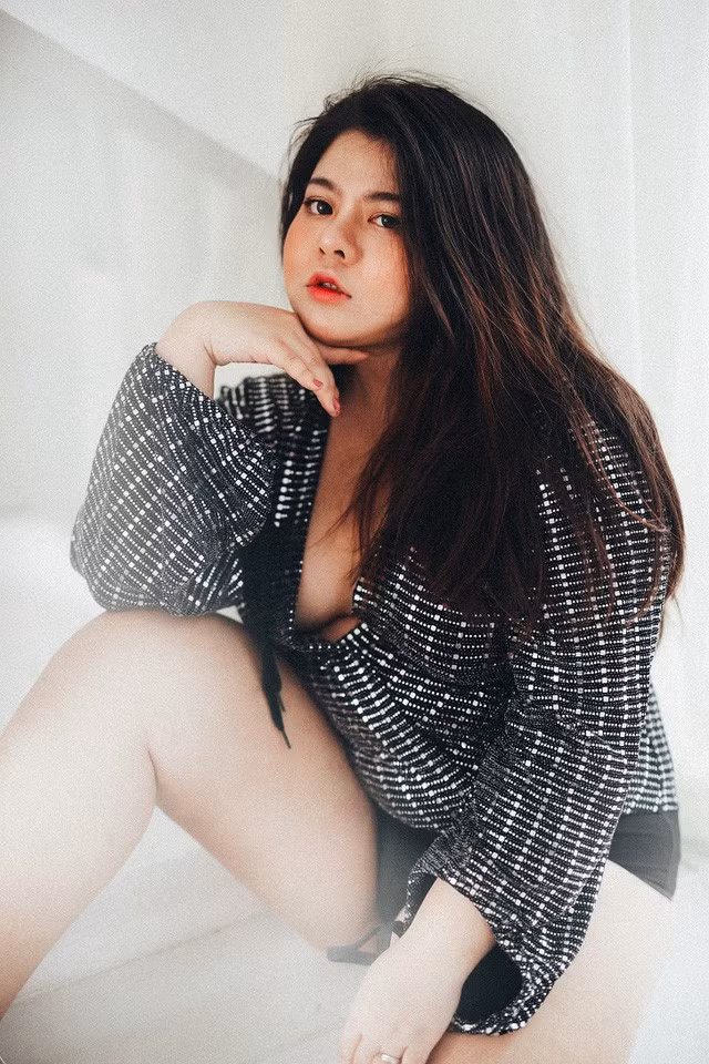 Cơ thể tròn tria cùng thần thái quyến rũ, Khánh Hà toát nên vẻ quyến rũ.