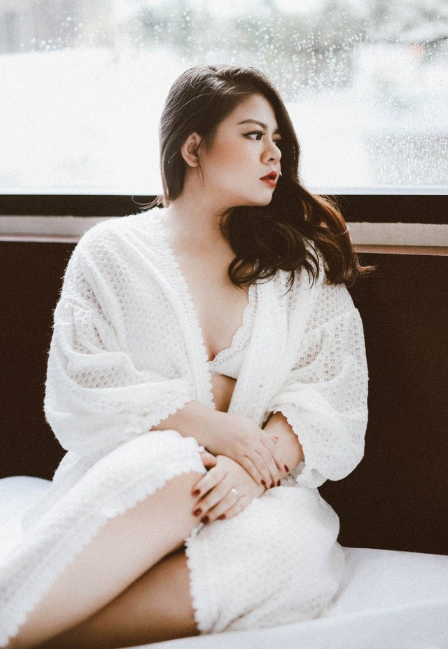 Khánh Hà không ngần ngại khoe đường cong khi làm người mẫu áo tắm. Ai bảo người mập không thể mặc áo tắm đẹp nào?