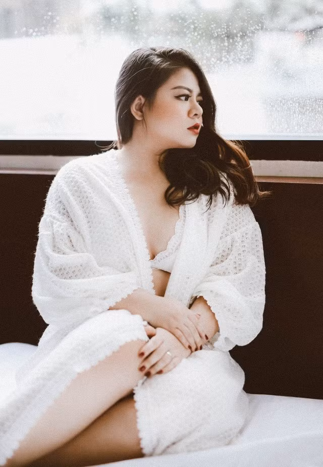 Khánh Hà không ngần ngại khoe đường cong khi làm người mẫu áo tắm. Ai bảo người mập không thể mặc áo tắm đẹp nào?