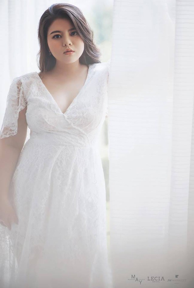 Mới đây, Khánh hà còn được chọn trong một chiến dịch của một hãng áo cưới cao cấp. Với thần thái sang trọng và đầy biểu cảm, cô gái này rất tự tin diễn tả nhiều cảm xúc trong những loại trang phục khác nhau.